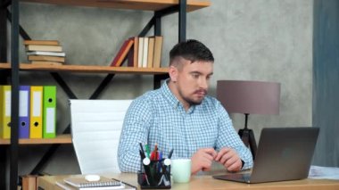 Dizüstü bilgisayara bakan işadamı çevrimiçi video görüşmesi yapıyor