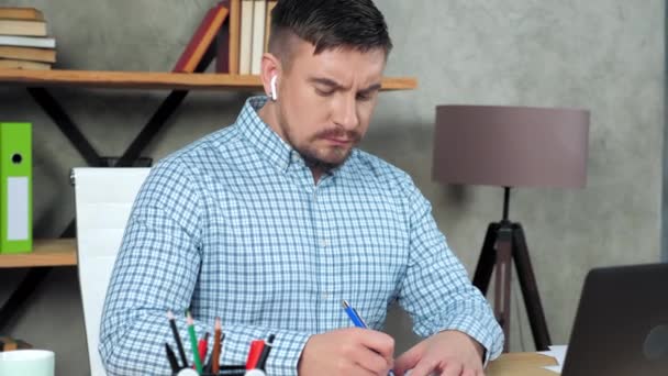 Murid yang lelah menulis di buku catatan memijat leher setelah bekerja di laptop — Stok Video