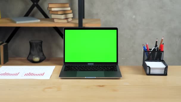 Zamknij nowoczesny laptop wyświetlacz mock up chroma key zielony ekran na stole — Wideo stockowe