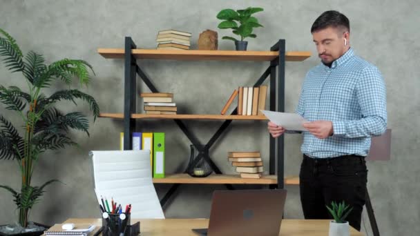 Businessman in home office with sheet of diagram in hand think solution problem — Stock Video