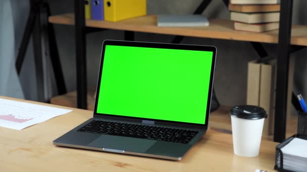 Κλείσιμο σύγχρονη οθόνη υπολογιστή laptop mock up chroma κλειδί πράσινη οθόνη στο τραπέζι — Αρχείο Βίντεο