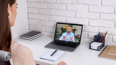 Bilgisayarlı ekranda konuşma dersi veren adam uzak webcam ve uzaktan eğitim öğretiyor.