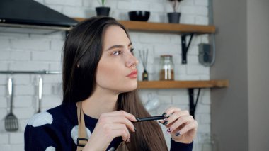 Düşünceli kadın şef, tatil restoranı menüsünde çözüm sorunu olduğunu düşünüyor.