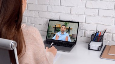 Evde bilgisayar başında çalışan bir kız öğrenci, not defterine şöyle yazmış: