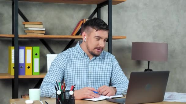 Entrenador de negocios hombre enseña a hombre de negocios en línea video llamada portátil en la oficina — Vídeos de Stock