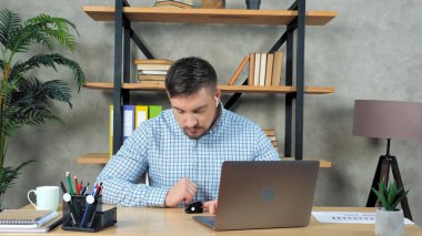 İşadamı ofisteki nabız oksimetresini kullanarak kandaki oksijen seviyesini ölçer.