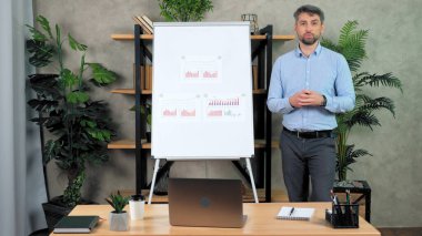 Koç antrenör internet üzerinden ana kursu kaydediyor.