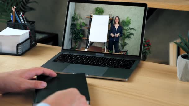 Homem estudante estudar em casa chamada de vídeo on-line laptop, escreve em notebook — Vídeo de Stock