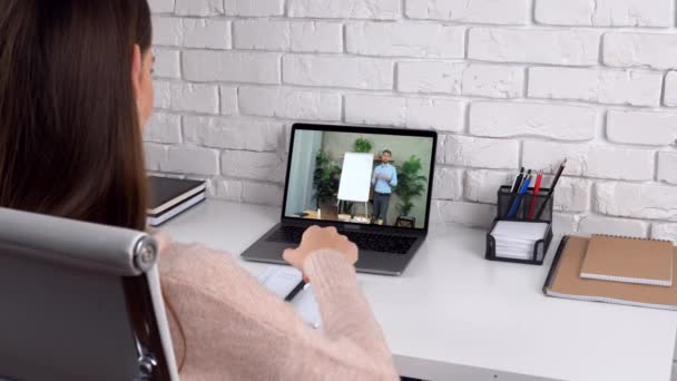 Mulher estudante estudar em casa escritório on-line vídeo call laptop, escreve em notebook — Vídeo de Stock