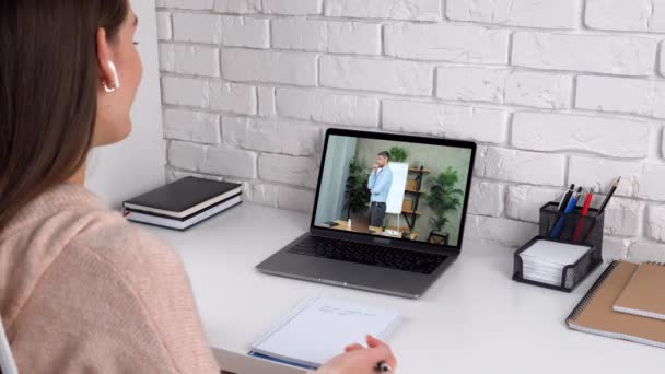 Wanita belajar di rumah konferensi video online panggilan webcam laptop, memberitahu guru — Stok Video