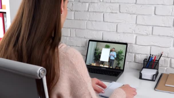 Mujer en casa estudio ver en línea curso portátil, escribir en cuaderno escuchar profesor — Vídeo de stock