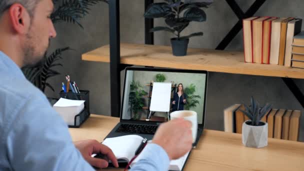 Orang di rumah studi kantor menonton online webinar master kursus kelas, minum kopi — Stok Video