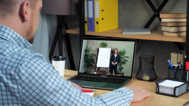 Empresario en oficina estudio de videollamada en línea webcam webinar curso portátil — Vídeo de stock