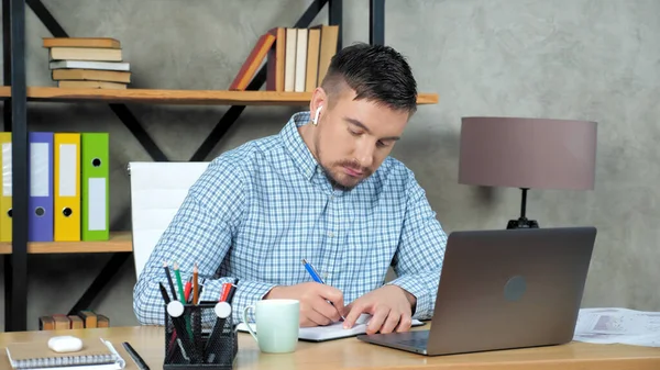 İş adamı bilgi defteri, çevrimiçi video görüşmesi web kamerası dizüstü bilgisayarı yazıyor