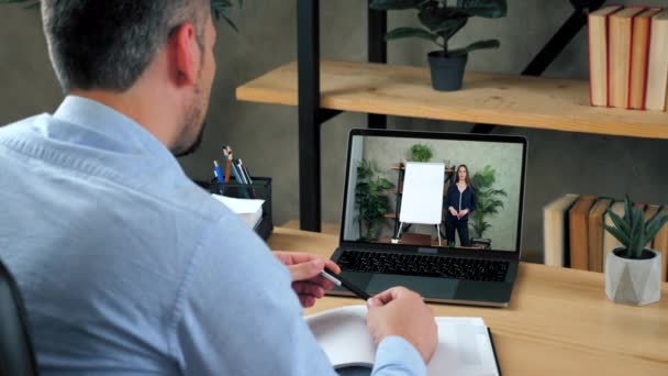 Liikemies kotona toimistossa puhua kuunnella johtaja yritys online video puhelu kannettava tietokone — kuvapankkivideo