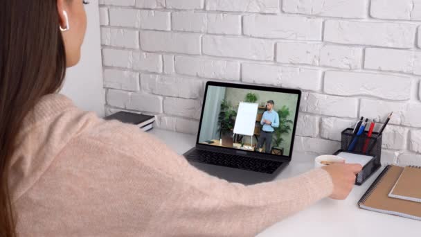 Kvinna studera online video webinar master class kurs laptop, dricka kaffe te — Stockvideo