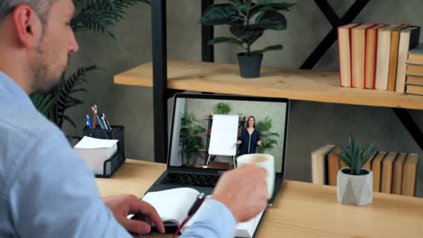 Человек в домашнем офисе изучать онлайн вебинар веб-камера ноутбук, пить кофе чай — стоковое видео