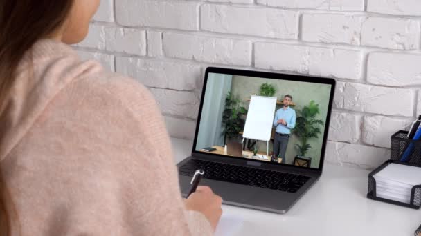 Vrouw studie online cursus webcam laptop, schrijft in notebook, luisteren leraar — Stockvideo