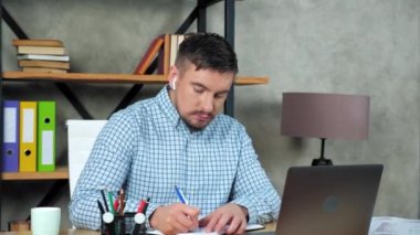 Öfkeli adam deftere yazar. İnternetteki web kamerasına görüntülü sohbet laptopunu dinletir.