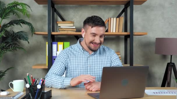 Sonriente hombre maestro saludos escuchar estudiante en línea videollamada webcam chat portátil — Vídeos de Stock