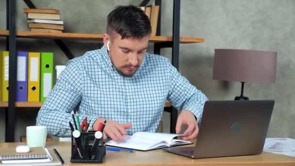 Homem estudante diz professor online vídeo chamada webcam laptop pesquisa no notebook — Vídeo de Stock