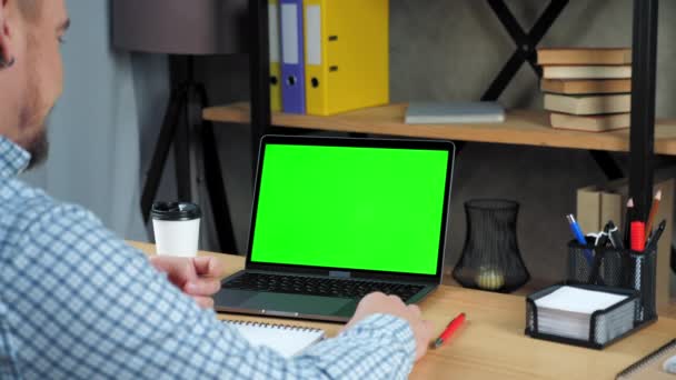Grøn skærm laptop koncept: Smilende forretningsmand fortæller online videoopkald møde – Stock-video