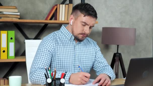 Professor tutor cansado escreve em notebook massageando pescoço depois de mais de trabalho no laptop — Vídeo de Stock
