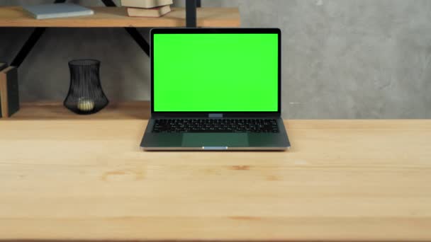 Tampilan komputer laptop modern dengan mock up kroma tombol hijau layar di atas meja — Stok Video