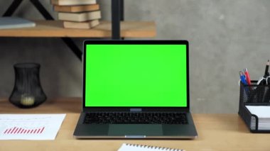 Modern dizüstü bilgisayarı kapat masadaki krom anahtar yeşil ekranı taklit et