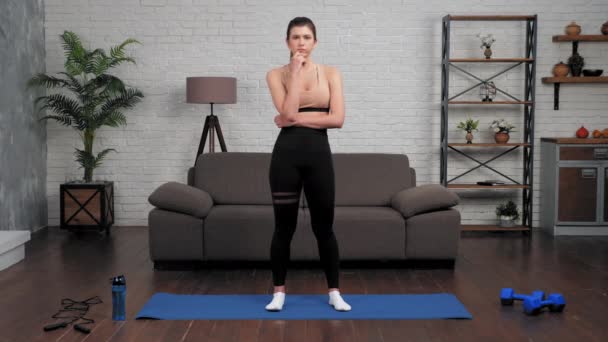 Мускулистая спортсменка записывает онлайн-мастер-класс, тренируясь дома — стоковое видео