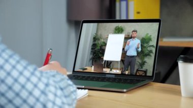 İş adamı deftere yazar, ders çalışır, online ders programı, web kamerası.