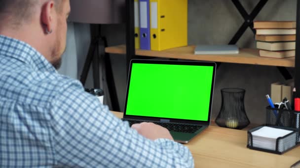 Concepto de ordenador portátil de pantalla verde: Hombre profesor escucha dice enseña videollamada en línea — Vídeos de Stock