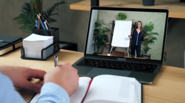 İş adamı deftere yazar, ders çalışır, online ders programı, web kamerası.