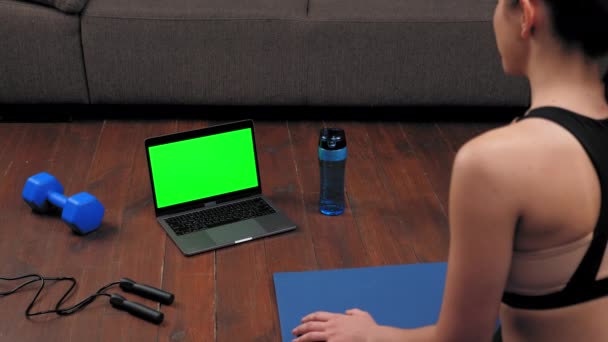 Concetto di computer portatile schermo verde: Adatta studio donna ascoltare fitness trainer online — Video Stock