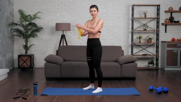 Fitt nő fitnesz blogger tanít mondja diák mutatja sport gyakorlatok kezét — Stock videók