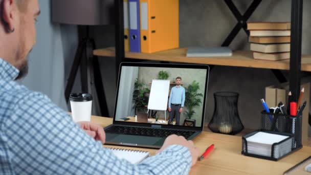 Empresario en la oficina dice estudio de videollamada en línea webcam chat ordenador portátil — Vídeo de stock