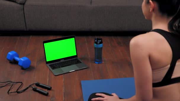 Green screen laptop koncept: passform kvinna ser datorn berättar fitness trainer — Stockvideo