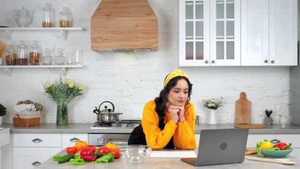 Mulher pensativo estudo on-line vídeo chamada webcam laptop webinar curso na cozinha — Vídeo de Stock
