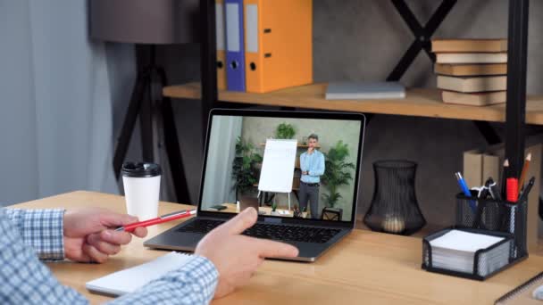 Pengusaha di rumah memberitahu penelitian video online conference call webcam laptop — Stok Video