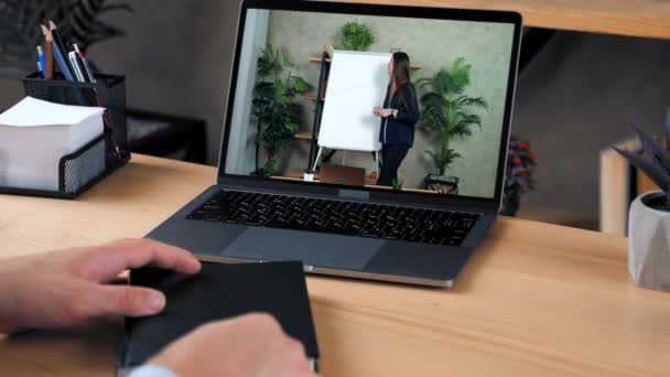 Homme à domicile bureau étude cours en ligne ordinateur portable, écrit dans ordinateur portable écouter professeur — Video