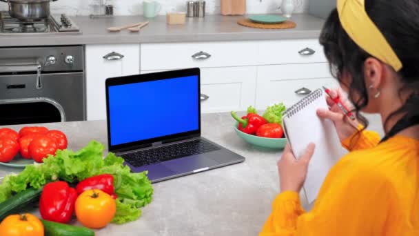 青い画面のラップトップのコンセプト:女性はオンライン調理コースを聞く教師 — ストック動画
