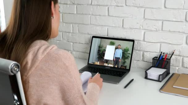 Vrouw zoeken informatie in notebook vertelt leraar, studie video call laptop — Stockvideo