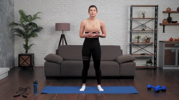 Fit vrouw fitness trainer in sportkleding groet record online master class cursus — Stockvideo