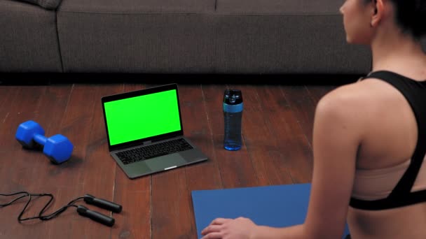 Zielony ekran laptop: Fit kobieta wygląda komputer słuchać mówi trener fitness — Wideo stockowe