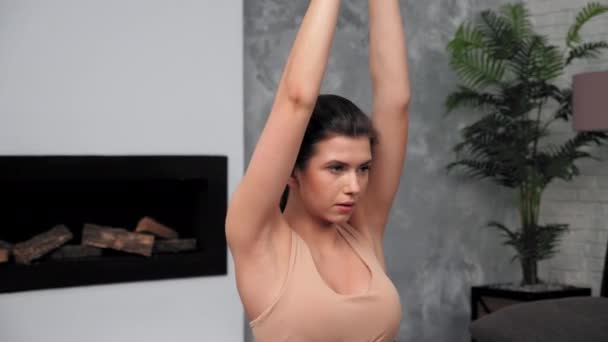 Mujer de primer plano en ropa deportiva hace ejercicios deportivos en fitness o estera de yoga — Vídeos de Stock