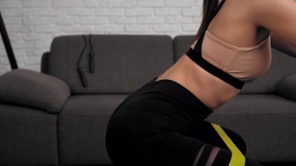 Close-up fitte vrouw in sportkleding doet sport training training thuis in de slaapkamer — Stockvideo