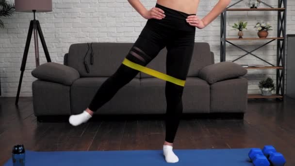 Fit vrouw in sportkleding doet sport training training op fitness yoga mat thuis — Stockvideo