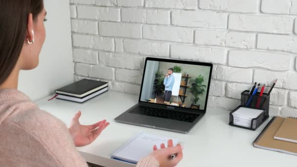Женщина изучает онлайн видео конференции звонок веб-камера чат ноутбук, говорит учитель — стоковое видео