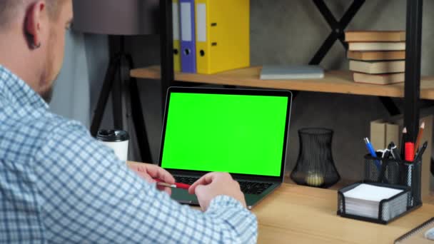 Green screen notebook koncept: Podnikatel říká poslouchat zaměstnance on-line video hovor — Stock video