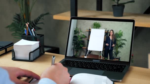 Žena učitel na obrazovce počítače pozdravuje učí vzdálený video hovor notebook — Stock video